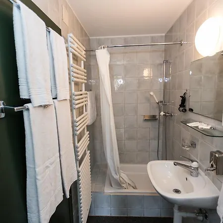 מלון Hotel Landhaus 3*